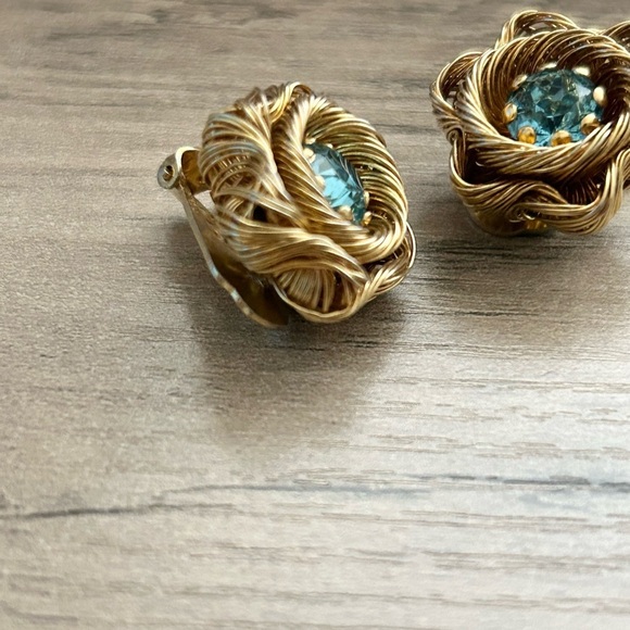 Vintage Weiss Earrings Gold and Blue Stone Woven Clip Ons—Amazing Condition! - Picture 4 of 5